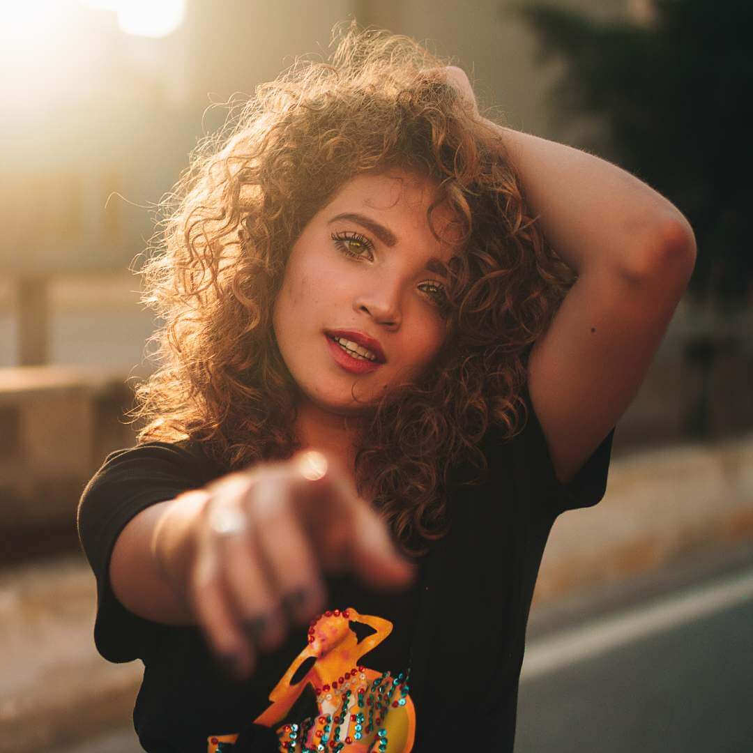 model hands in curly hair